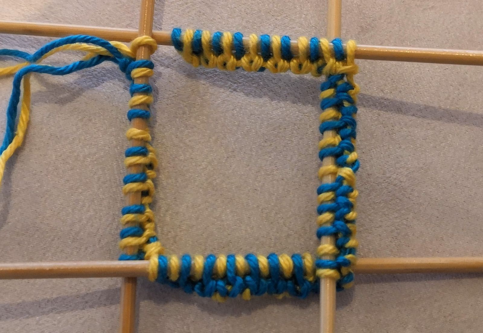 Blog-Inhaltsbild für 'Eierwärmer Sunny Morning - gestrickt in Doubleface'